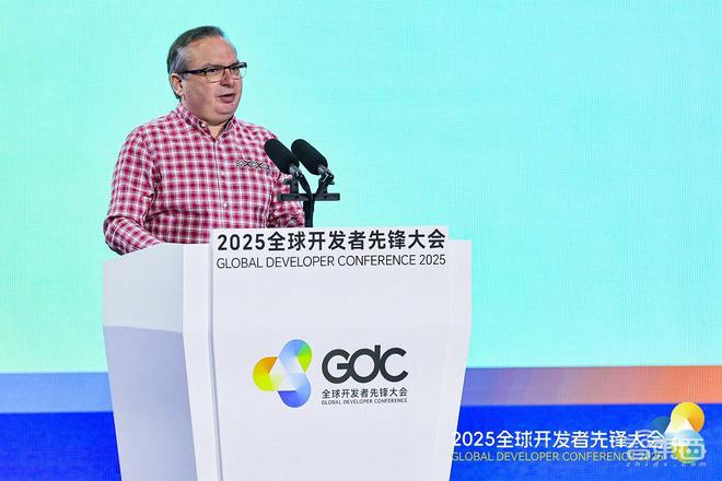 全球开发者先锋大会上海开幕！特斯拉宇树抱抱脸魔搭都来了超10款机器人同场斗法(图6)