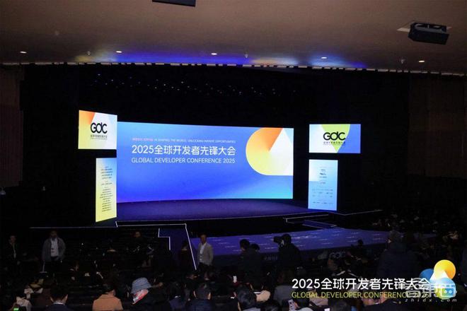 全球开发者先锋大会上海开幕！特斯拉宇树抱抱脸魔搭都来了超10款机器人同场斗法(图1)