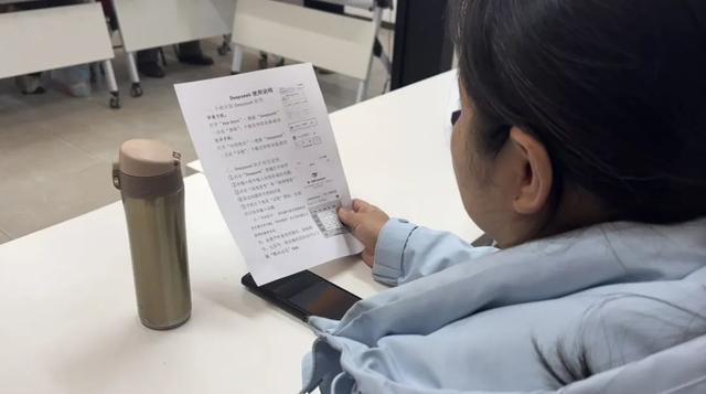 学烧菜、学剪视频老年居民学用DeepSeek解锁智能生活(图5)
