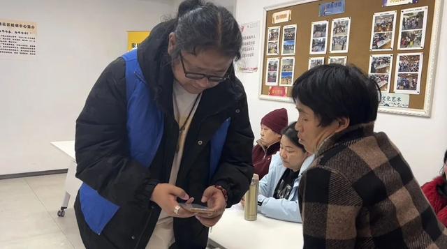 学烧菜、学剪视频老年居民学用DeepSeek解锁智能生活(图2)