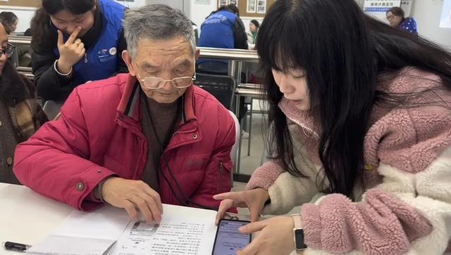 学烧菜、学剪视频老年居民学用DeepSeek解锁智能生活(图4)
