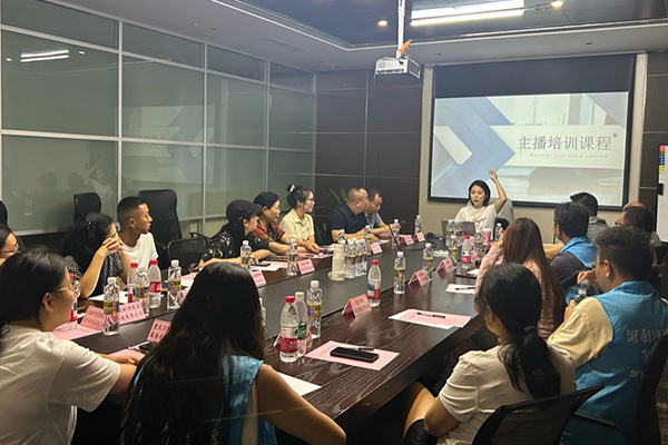 万盛企业“组团”赴渝北区开展电商直播实战训练营(图1)